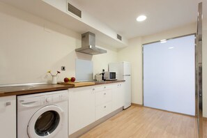 Fridge, microwave, toaster - Albareda 3 - One Bedroom Apartment, Sleeps 4 (Sevilla)