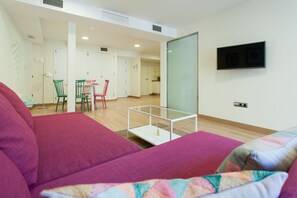 TV - Albareda 3 - One Bedroom Apartment, Sleeps 4 (Sevilla)