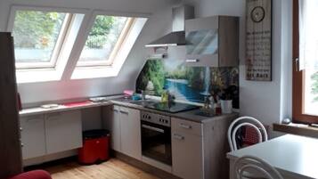 Kühlschrank, Mikrowelle, Herdplatte, Wasserkocher mit Kaffee-/Teezubehör