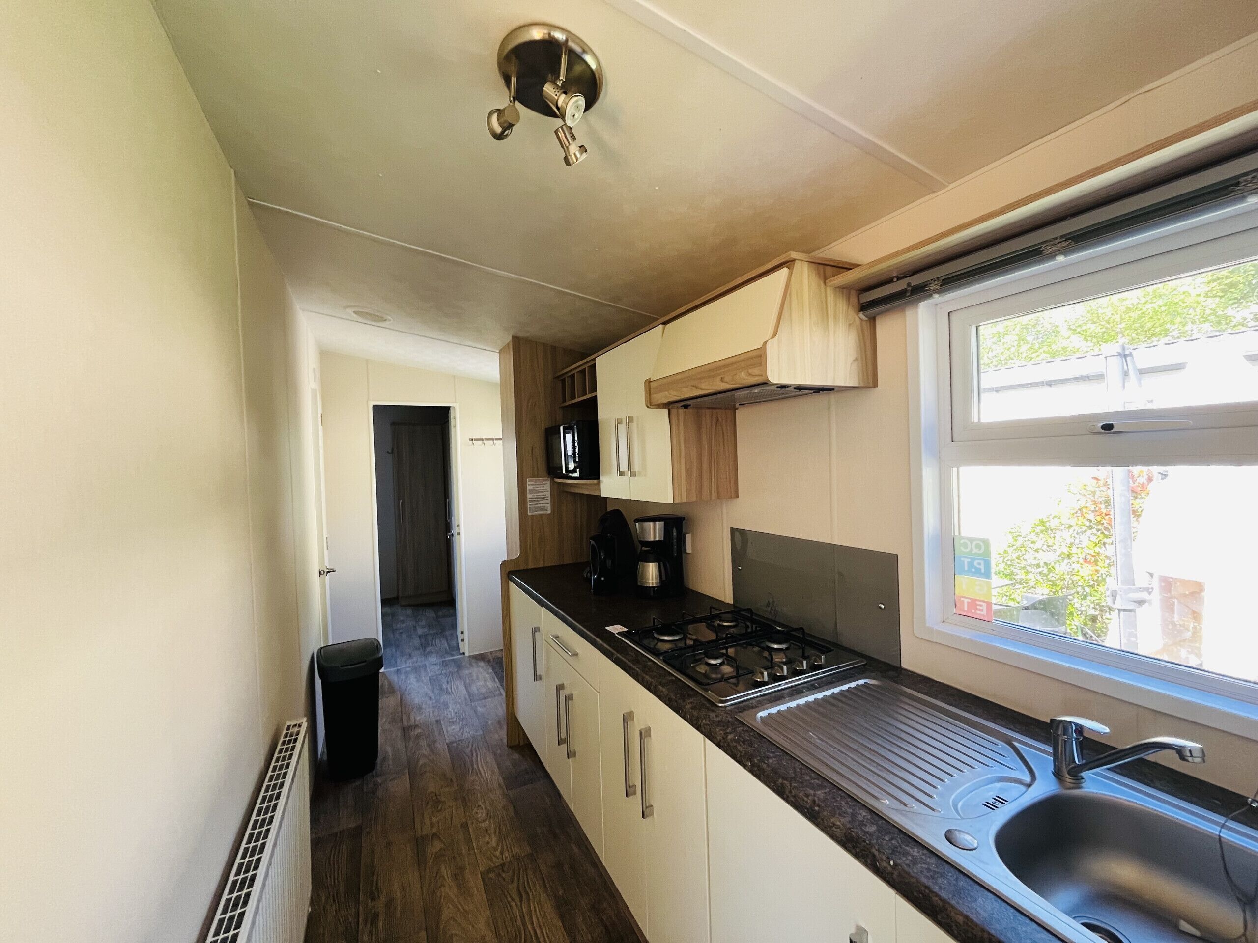 Een koelkast, een magnetron, een koffiezetapparaat/waterkoker