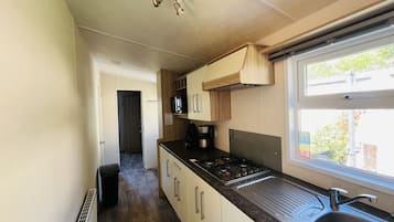 Geladeira, micro-ondas, cafeteira/chaleira, chaleira elétrica