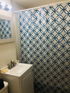 Studio Suite Deluks, 2 kamar tidur | Kamar mandi | Kombinasi shower/bathtub dan handuk