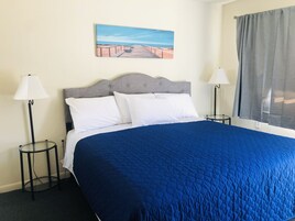 Suite estudio, 1 cama de matrimonio grande | Cortinas opacas, wifi gratis, ropa de cama