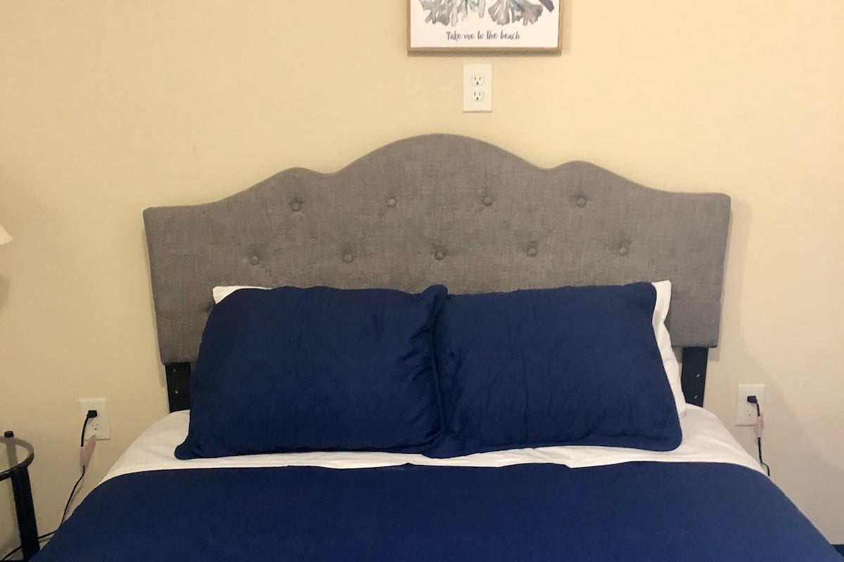 Comfort Room, 1 Queen Bed | Blackout drapes, WiFi (free), bed sheets