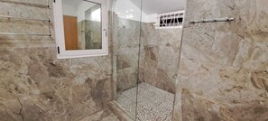 Dusche, Haartrockner, Handtücher