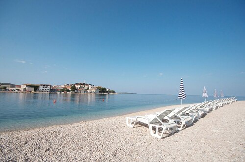 Days @ Sea - modern chic 2 bedroom apartment, large balcony and sea views