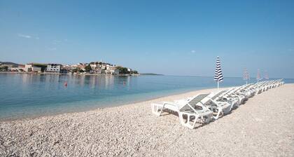 Days @ Sea - modern chic 2 bedroom apartment, large balcony and sea views