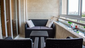 A balcony with a wicker sofa, two armchairs, and a small table. - Everything ready to enjoy the summer, swimming pools, near the sea, tennis and more... (Torrevieja)