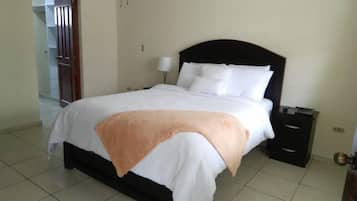 Spacious House, 4 Bedrooms | Setrika/meja setrika, Wi-Fi gratis, dan seprai linen