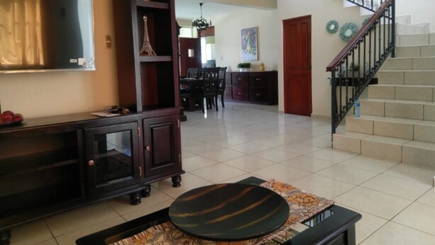 Interior - Entire House Spacious and Elegant (Antiguo Cuscatlán)