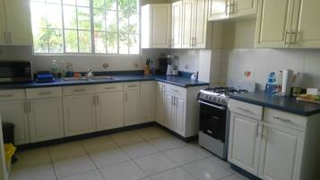 Spacious House, 4 Bedrooms | Bếp riêng | Tủ lạnh, lò vi sóng, lò nướng, bếp nấu