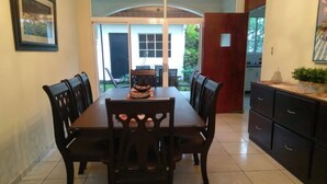 In-room dining - Entire House Spacious and Elegant (Antiguo Cuscatlán)