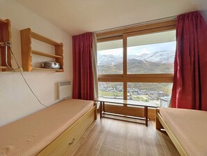 2 bedrooms - Duplex for 7 with balcony and equipped kitchen (Les Menuires)