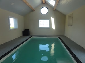Indoor pool, a heated pool - Seasonal rental, near Paimpol (22 620).  (Ploubazlanec)