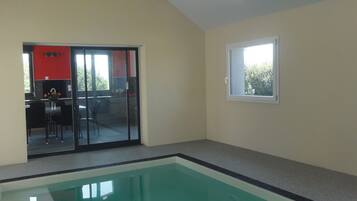 Piscina interna, piscina aquecida