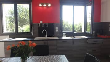 Refrigerador, microondas, horno, placa de cocina