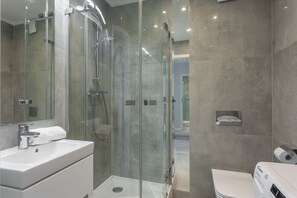 Dusche, Haartrockner, Handtücher, Seife