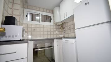 Geladeira, micro-ondas, fogão, cafeteira/chaleira