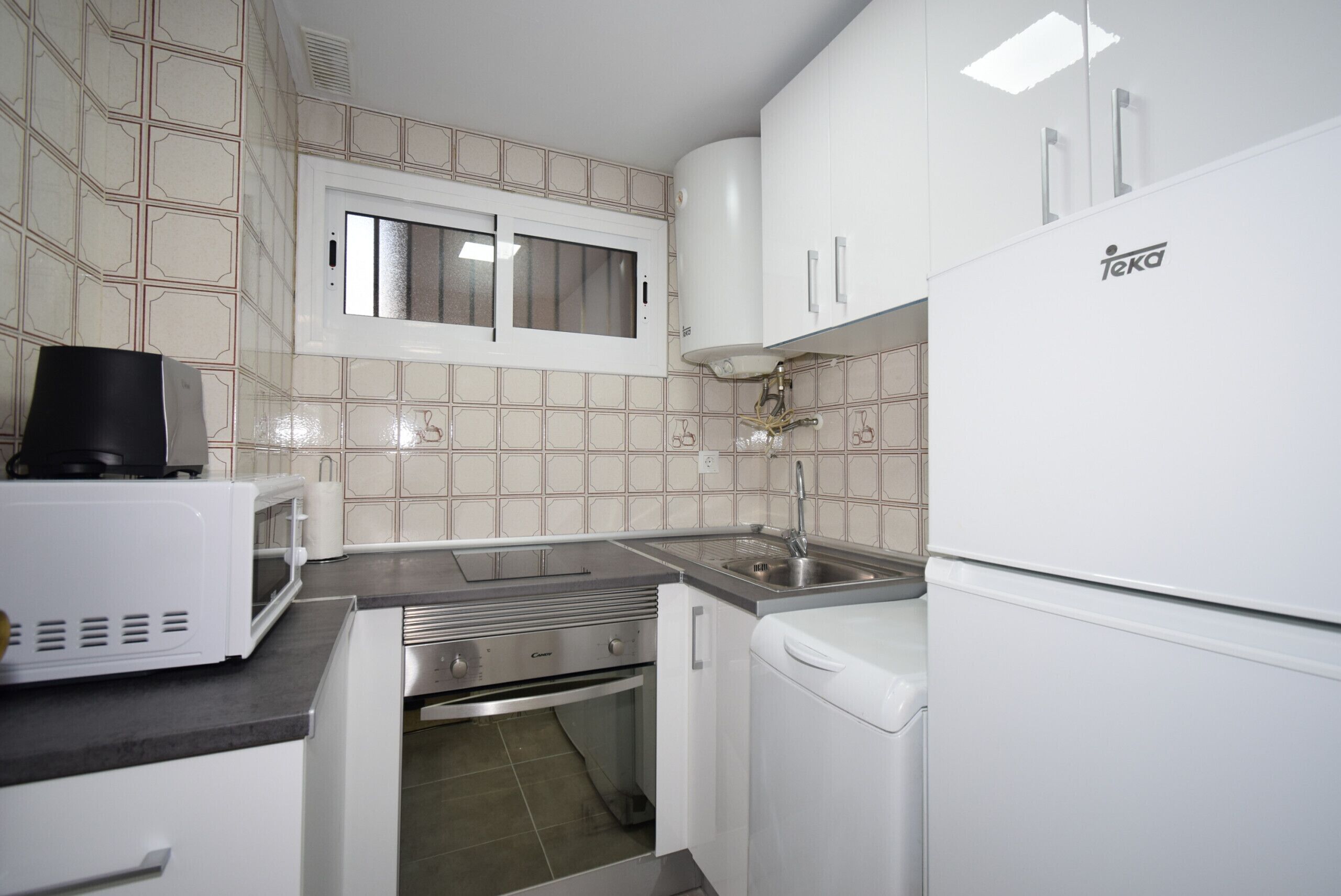 Refrigerador, microondas, horno y cafetera y tetera 