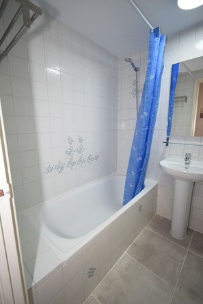 Bathtub, towels - OCEAN 3 (1 BEDROOM) (Benidorm)