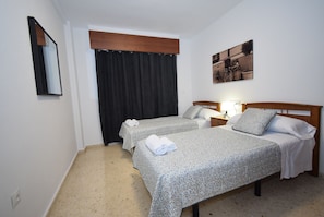 1 quarto, ferros/tábuas de passar roupa, roupa de cama