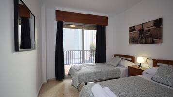 1 quarto, ferros/tábuas de passar roupa, roupa de cama