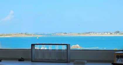 CHARMING APARTMENT ⭐️⭐️⭐️⭐️ WITH SWIMMING POOL BEAUTIFUL SEA VIEW 150 M FROM SANDY BEACH