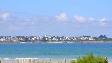 Plage, chaises longues, serviettes de plage