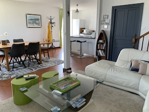 TV, lettore DVD, tavolo da ping pong, libri