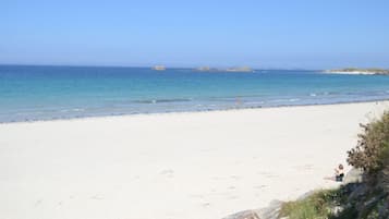 Plage, chaises longues, serviettes de plage