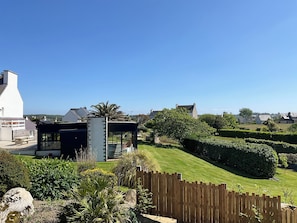 Un quartiere residenziale caratterizzato da case moderne, una recinzione in legno e giardini curati.