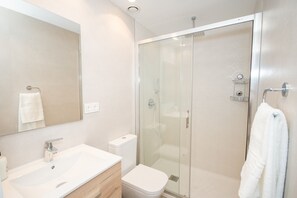 Dusche, Haartrockner, Handtücher