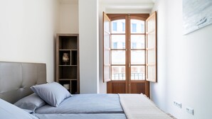 Une chambre à coucher avec un lit, une armoire et une fenêtre.