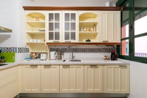 Fridge, oven, stovetop, dishwasher
