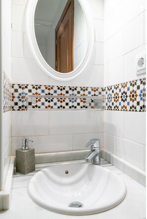 Badekar, hårtørrer, håndklæder, Sæbe