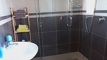 Dusche, Haartrockner, Handtücher, Seife