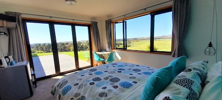 1 bedroom, desk, iron/ironing board, free WiFi. Hill Top Retreat homestay - With 270 degrees stunning Views !