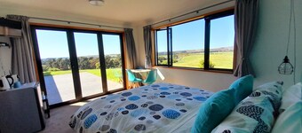 Hill Top Retreat  homestay - With  270 degrees stunning Views !