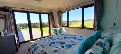 Hill Top Retreat  homestay - With  270 degrees stunning Views !