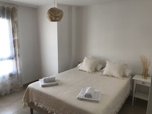 2 chambres, chambres insonorisées, fer et planche à repasser