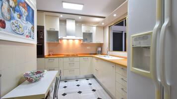 Een koelkast, een microgolfoven, een oven, een kookplaat