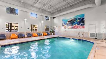 Een binnenzwembad, een buitenzwembad