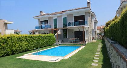 Alacati Cesmede 4 Yatak Odali Villa