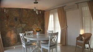 Vila | Makan di kamar