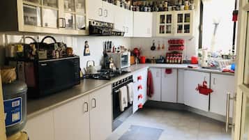 Réfrigérateur, micro-ondes, plaque de cuisson, cafetière/bouilloire