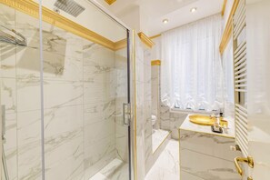Tina, tina de hidromasaje, secadora de cabello, bidet 