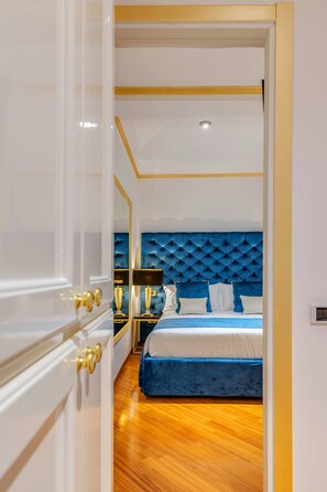 3 عدّة غرف نوم وخزنة داخل الغرفة ومكواة/لوح كي وسرير سفر