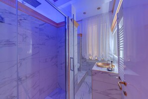 Bathtub, jetted bath, hair dryer, bidet - SPANISH STEPS Extra Luxury Apartment (Roma)