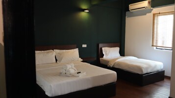 三人房 (Triple Suite) | 办公桌、熨斗/熨板、床单