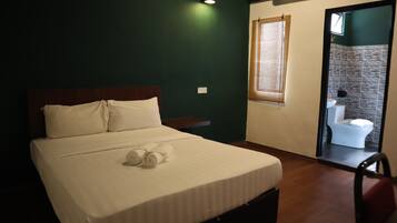 Standard Room, 1 Katil Ratu (Queen) | Meja, seterika/papan seterika, cadar katil